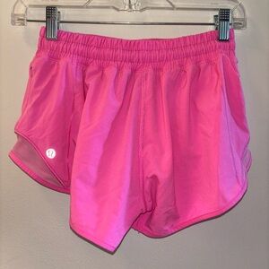 Lululemon hotty hot low-rise short 2.5” sonic pink